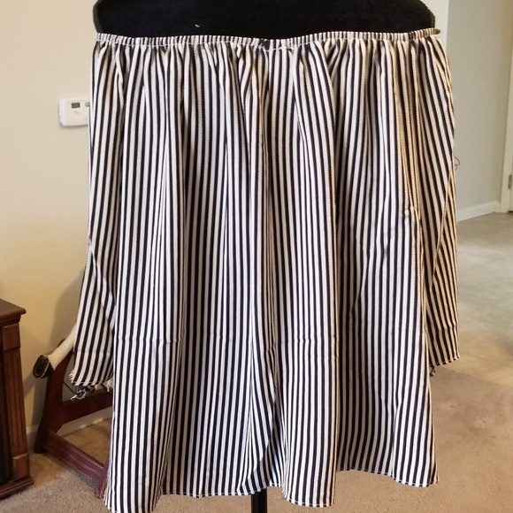 Womens off the shoulder blouse. Sz m - Picture 2 of 2